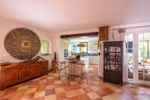 トゥーロンにあるVilla Provence au calme avec piscineのカウンターとテーブル付きのキッチンが備わります。
