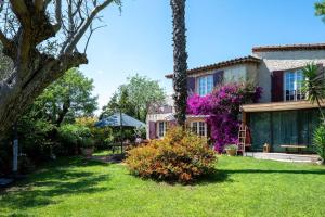 ein Haus mit Rasen davor in der Unterkunft Villa Provence au calme avec piscine in Toulon