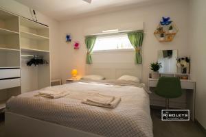 Łóżko lub łóżka w pokoju w obiekcie T2 climatisé avec WIFI et piscine