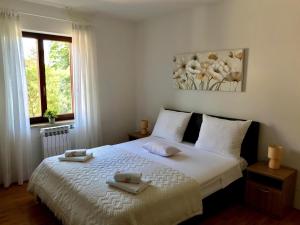 een slaapkamer met een bed met twee handdoeken erop bij Apartment Adri in Rovinj