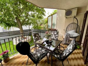 een patio met een tafel en stoelen op een balkon bij Apartment Adri in Rovinj