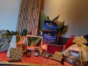 uma mesa com velas e outros itens sobre ela em Astraal Resorts and Spa em Rishikesh