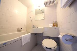 uma casa de banho branca com um WC e um lavatório em ホテルパブリック21 em Yokkaichi