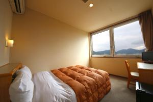 Yokkaichiにあるホテルパブリック21のベッドルーム1室(ベッド1台、大きな窓付)
