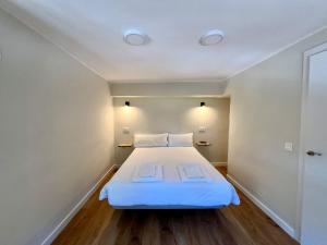 サラマンカにあるHostal Mindanaoのベッドルーム1室(白い大型ベッド1台付)