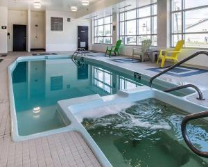 una gran piscina con bañera de hidromasaje en un edificio en Quality Inn Moncton, en Moncton