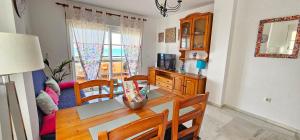 d'un salon et d'une salle à manger avec une table et des chaises. dans l'établissement Peñoncillo Beach, à Torrox Costa