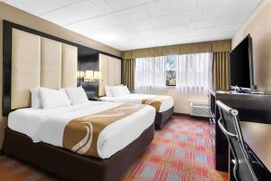 アルトゥーナにあるQuality Inn & Suites Altoona Pennsylvaniaのベッド2台とテレビが備わるホテルルームです。