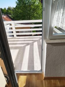 una puerta abierta a un balcón con vistas en Apartments Matijevic, en Grabovac