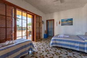 2 camas en una habitación con vistas al océano en Villa mare vento, en Marsala