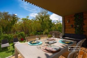 Ogród w obiekcie T2 climatisé avec WIFI et piscine
