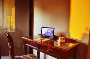 Televisyen dan/atau pusat hiburan di Aspen Hotel & Apart