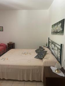 ein Schlafzimmer mit einem großen Bett mit einem Siddx sidx sidx sidx in der Unterkunft Garden House in Trecchina