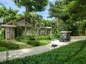 Pullman Ciawi Vimala Hills Resort外面的花园