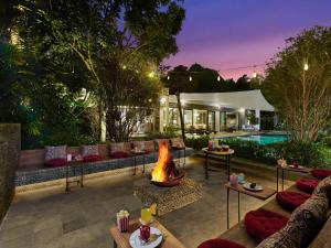 Pullman Ciawi Vimala Hills Resort内部或周边的泳池