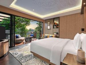 Pullman Ciawi Vimala Hills Resort客房内的一张或多张床位