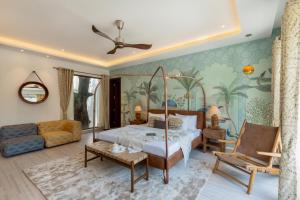 Elivaas Oasis Luxury 6BHK with Pvt Pool, Sainik Farm New Delhi في نيودلهي: غرفة نوم بسرير واريكة