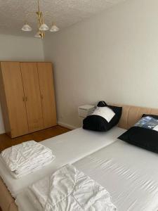 um quarto com 2 camas e um armário em Düsseldorf Flingern em Düsseldorf