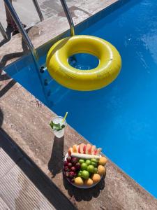 um prato de fruta junto a uma piscina em Green Tianeti em Tʼianetʼi