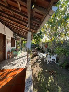 een buitenterras met een tafel en stoelen bij Pousada Aláfia Sul in Una
