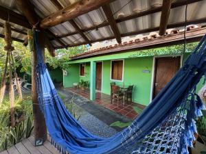 een hangmat op de binnenplaats van een huis bij Pousada Aláfia Sul in Una