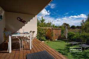Ogród w obiekcie T2 climatisé avec WIFI et piscine