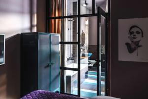 y baño con ducha acristalada y lavamanos. en Story Hotel Signalfabriken, part of JdV by Hyatt, en Sundbyberg