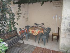 アヴィニョンにあるAvignon centre chambre SDB cuisine jardin privéのパティオ(テーブル、椅子、テーブル、テーブル、椅子付)