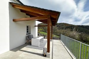 una terraza de madera con pérgola en una casa en Casa Rural As Bodegas - Boal, en Boal