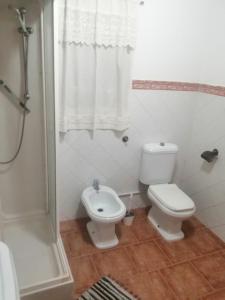 y baño blanco con aseo y ducha. en Señora Isabel, en Roquetas de Mar