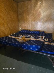 2 Betten auf einem Tisch in einem Zimmer in der Unterkunft sunny Tayai hostel pai in Pai