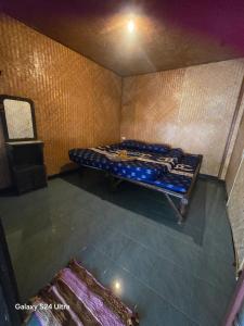 ein kleines Zimmer mit einem Bett in der Ecke in der Unterkunft sunny Tayai hostel pai in Pai