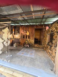 ein Wohnzimmer mit einer Steinmauer in der Unterkunft sunny Tayai hostel pai in Pai