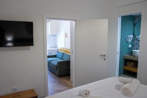 a living room with a couch and a television at Bari in un click in Bari