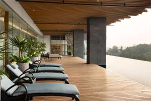 una fila de sillas están alineadas en un edificio en Doubletree By Hilton Jakarta Bintaro Jaya en Serpong