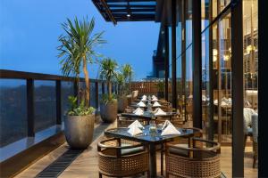 Veitingastaður eða matsölustaður á DoubleTree by Hilton Jakarta Bintaro Jaya