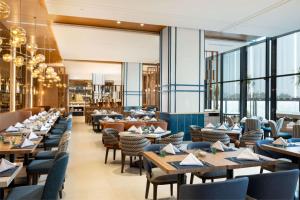 Veitingastaður eða matsölustaður á DoubleTree by Hilton Jakarta Bintaro Jaya