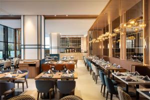 Veitingastaður eða matsölustaður á DoubleTree by Hilton Jakarta Bintaro Jaya