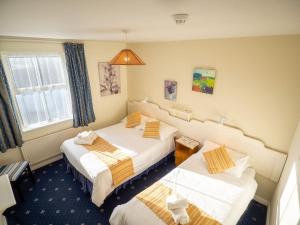 A bed or beds in a room at Clifden White Heather- 3 Bedroom House
