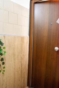 a wooden door in a room next to a wall at Bari in un click in Bari