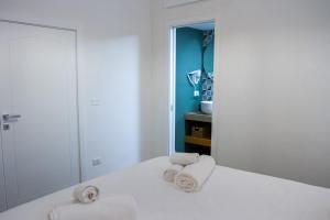 a bathroom with towels sitting on a bed at Bari in un click in Bari