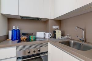 a kitchen with a sink and a counter top at HB Apartments - Apartamento Alicante Rambla Mercado Central Playa - El Loft del Barrio in Alicante
