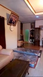 Khu vực ghế ngồi tại Buhit Guest House Samosir