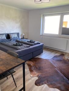 オスナブリュックにある2 Heimatのベッドルーム1室(ベッド1台、テーブル、窓付)