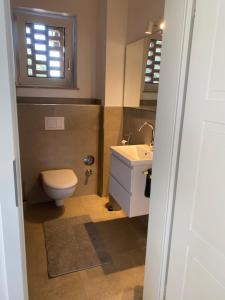 オスナブリュックにある2 Heimatのバスルーム(トイレ、洗面台付)