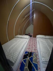 Un pat sau paturi într-o cameră la Pandawa camp