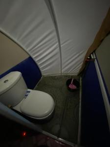 ein Bad mit WC in einem kleinen Zimmer in der Unterkunft Pandawa camp in Palayangan