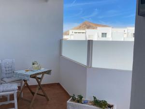 une chambre avec une table et une vue sur un bâtiment dans l'établissement MiVida, à San Bartolomé