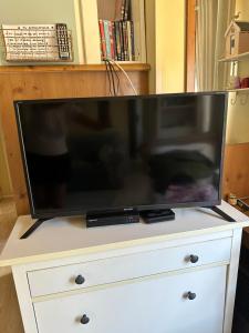 Telewizja i/lub zestaw kina domowego w obiekcie Mobile Home, Camping Le Dattier, Fréjus, South of France