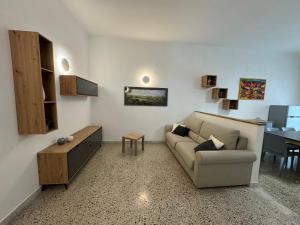 a living room with a couch and a table at Casa di Elisabetta in Monteroni di Lecce